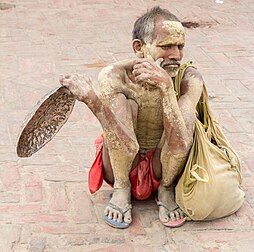 Sadhu sentado no chão do templo hinduísta de Janaki (Janaki Mandir) em Janakpur, Nepal. (definição 3 456 × 3 426)