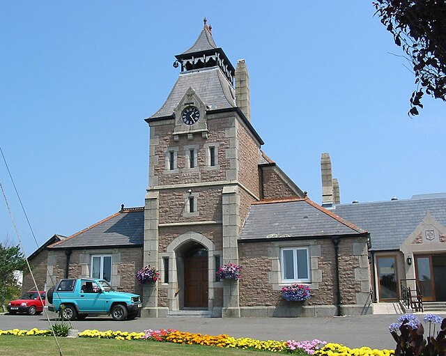 Die Parish Hall (Gemeindeverwaltung) von Saint Ouen