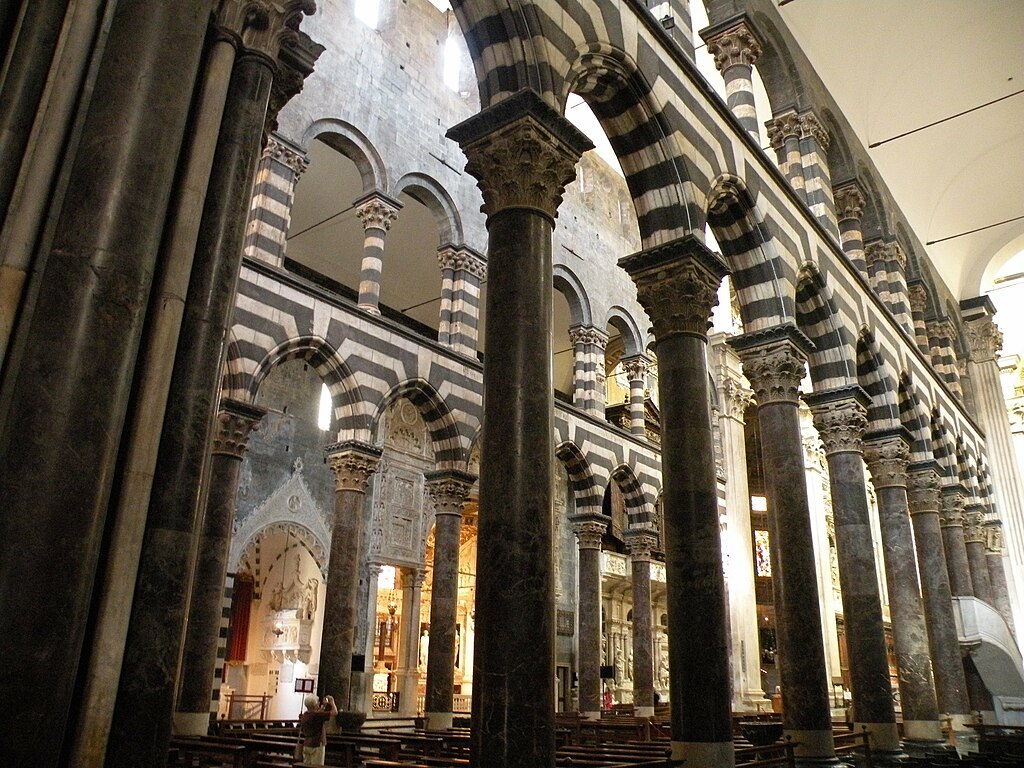 Colonnes gothique noires et blanches de la cathédrale San Lorenzo de Gênes. Photo de Chatsam.