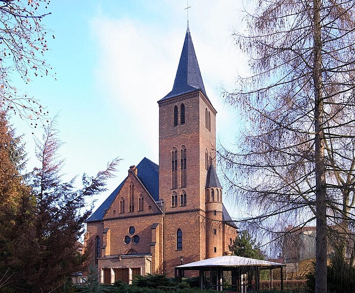 File:Sandersdorf, Kath. Kirche St. Marien.jpg