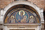 Madonna ve Çocuk ve Melekler.  Kilisenin güney portalının lunet mozaiği.  14. yüzyıl