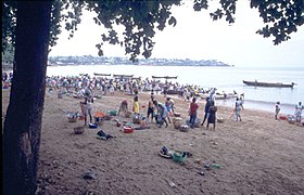 Pêcheurs de São Tomé sur une grève