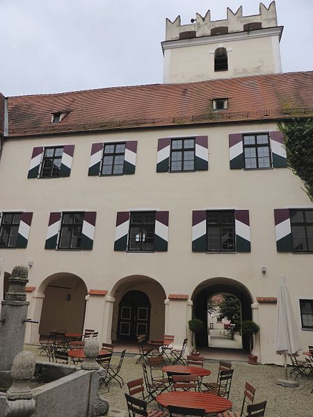 File:Schloss Mariakirchen -6.jpg