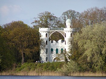 Pfaueninsel: il castello visto dal fiume Havel