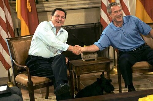 Bondskanselier van Duitsland Gerhard Schröder en president George W. Bush in de Oval Office tijdens een bijeenkomst in het Witte Huis op 5 juni 2004.