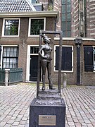 Estatua de bronce Belle frente de la Oude Kerk. La inscripción dice "Respeto a las trabajadoras del sexo en todo el mundo."