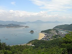 Utsikt från en kulle på ön Shiraishi
