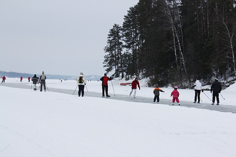 File:Skiing and ice skating on Lake Tuusulanjärvi I3790 C.JPG