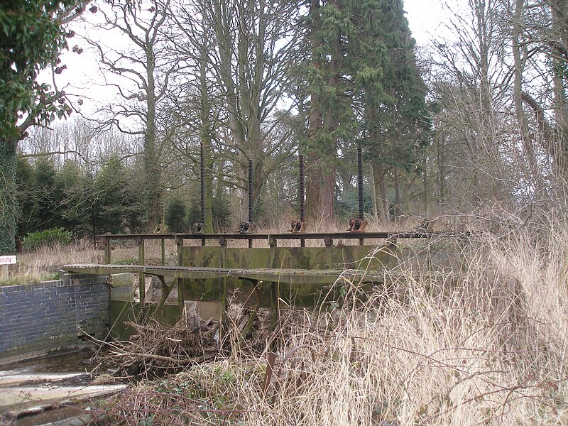 File:Sluice on Kingston Brook - geograph.org.uk - 3356956.jpg