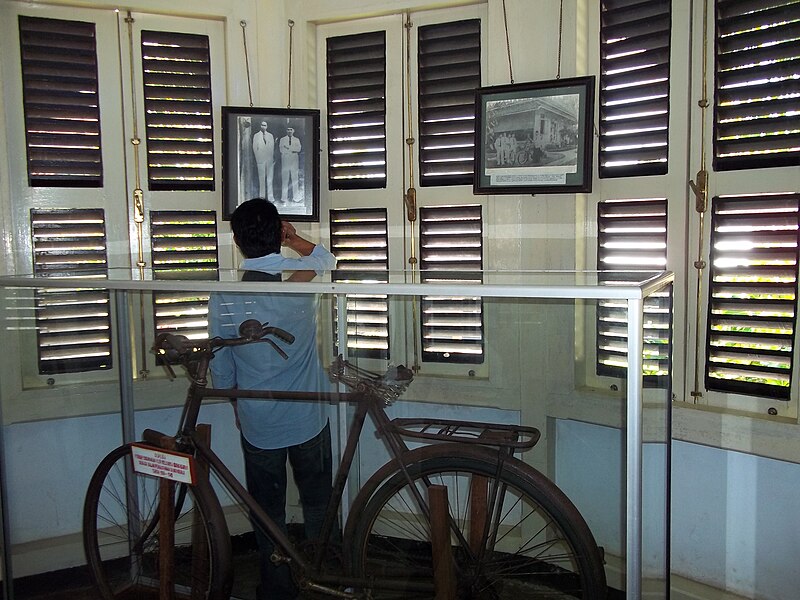 File:Soekarno's bicycle in Bengkulu.jpg