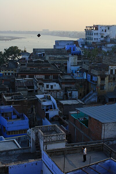 File:Solo Kite Flier in Varanasi.jpg