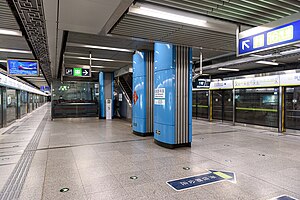 Southbound platform of L4-L9 National Library Station (20220131201812).jpg