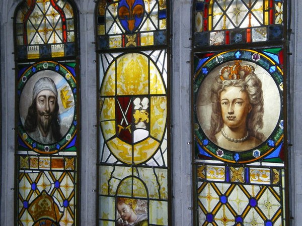 Arms of Henry Compton (See of London impaling Compton) between portraits of deposed King James II (with falling crown) and his successor Queen Mary II