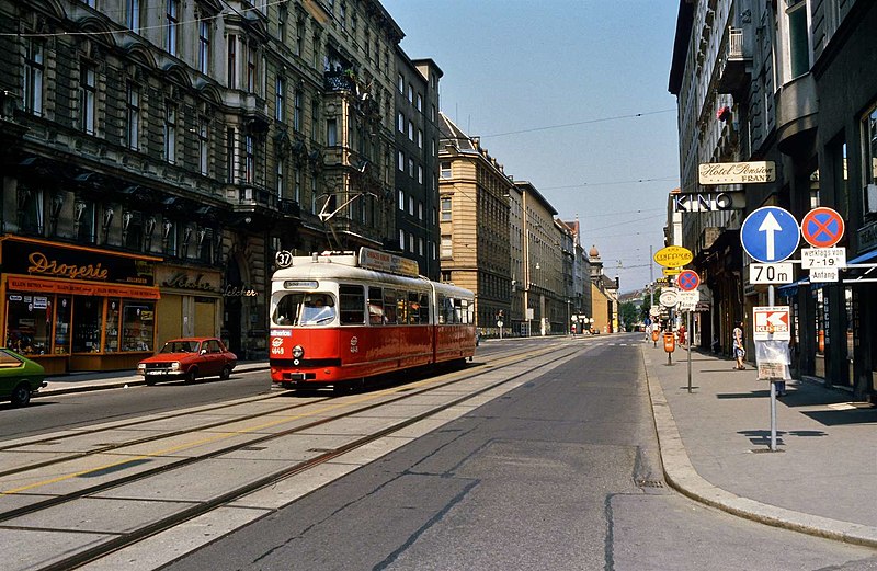 File:Stadt Wien Straßenbahn.jpg