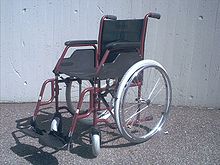 [1] ein Rollstuhl