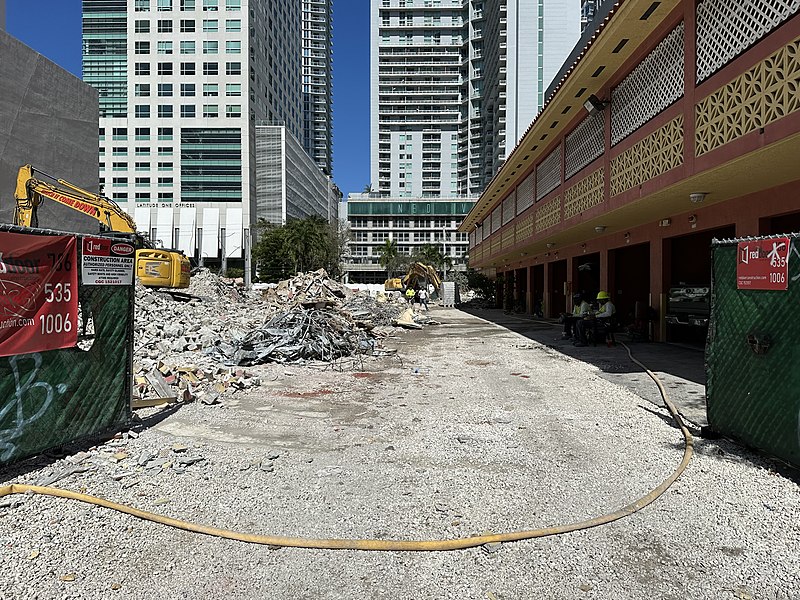 File:Starlite Motel Being Demolished Brickell Miami, Feb 2023 - 03.jpg