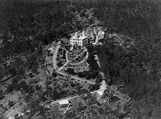 Brynhyfryd mansion, Blackstone (demolished 1937) StateLibQld 1 111976 Brynhyfryd mansion at Blackstone, Ipswich, ca. 1930.jpg