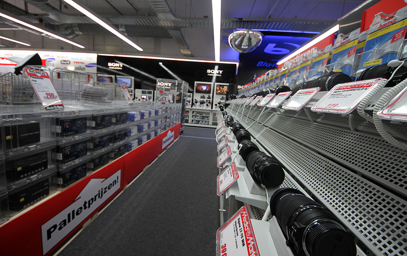 File:Stellage Mediamarkt.jpg