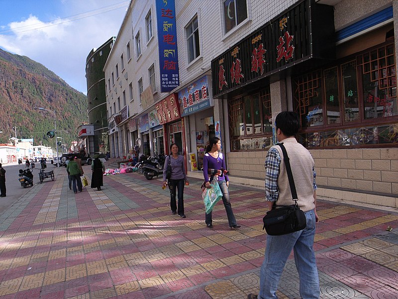 File:Street of Zhamu Town.jpg