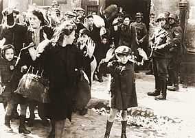 Insurrection du ghetto de Varsovie. Photo extraite du rapport de mai 1943 de Jürgen Stroop à Heinrich Himmler. Légende originale en allemand : « Forcés hors de leurs trous ». Cette photo est l'une des plus célèbres de la Seconde Guerre mondiale. Certaines des personnes visibles sur cette photo ont été reconnues. (définition réelle 2 766 × 1 964)