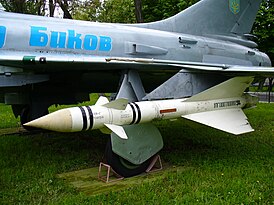 P-8 bajo el ala del Su-15TM, ​​Museo de la Fuerza Aérea de Ucrania en Vinnitsa, 2008.