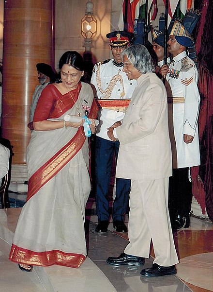 Sunita Jain receiving the Padmashree from Indian President Abdul Kalam, 2004