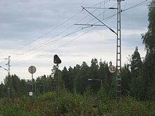 A block signal and a 130 km/h speed limit at kilometer post 547 in Iisalmi, Finland Suojastusopastin Km547.jpg