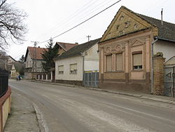 A falu főutcája