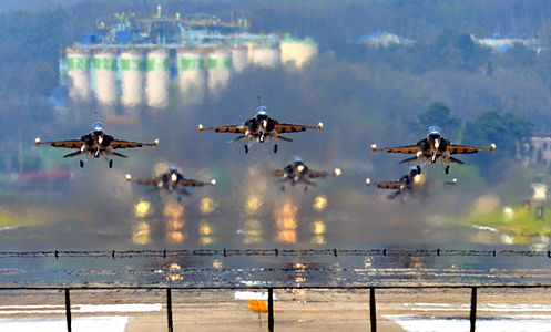 T-50B Blackeagles Take off (12201845216).jpg