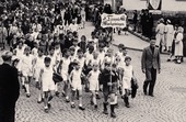 „Turnvater“ Wilhelm Haug (rechts) beim Kinderturnfest