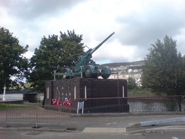 A mobile 3.7-inch gun surmounts the monument erected to the air defence of Swansea, particularly the night of 21 February 1941.