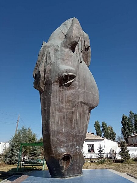 File:The horse head sculpture in At-Bashi (Kyrgyzstan).jpg