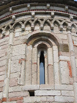 Fenêtre et bande lombarde de la Rotonde de San Tomè, Almenno San Bartolomeo