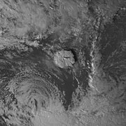 Image satellite de l'éruption de Hunga Tonga avec les restes du cyclone tropical Cody au sud-ouest tard le 15 janvier 2022.