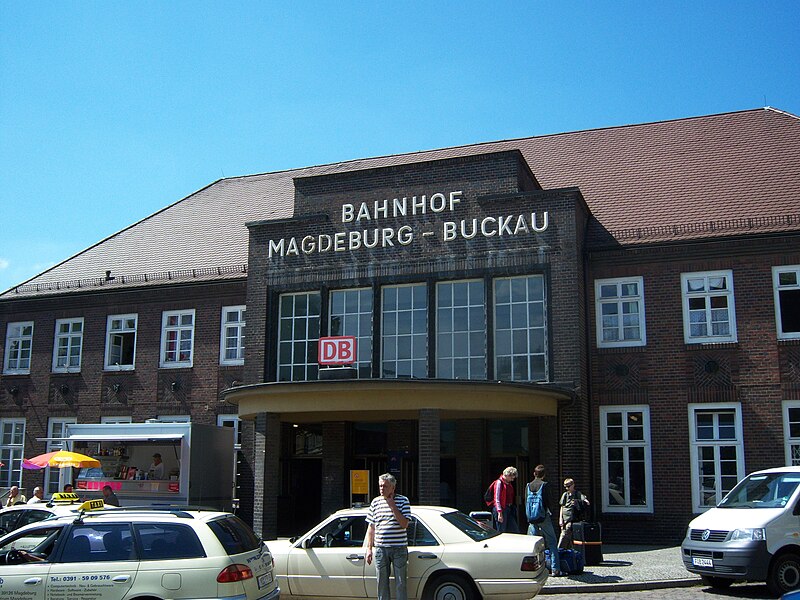 File:Trainstation Magdeburg-Buckau.jpg