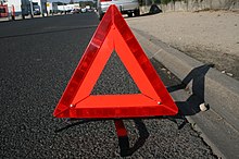 https://upload.wikimedia.org/wikipedia/commons/thumb/0/0b/Triangle_de_pr%C3%A9signalisation.JPG/220px-Triangle_de_pr%C3%A9signalisation.JPG