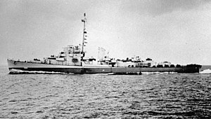 USS Christopher (DE-100), 1944'te denizde ilerliyor.jpg
