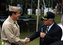 US Navy 051021-N-6236O-018 Der Bürgermeister von Newport News, Joe S. Frank, gratuliert den Besatzungsmitgliedern von Captain Garry R. White und USS George Washington (CVN 73) zu ihrer harten Arbeit und Hilfe bei der Gemeinde Newport News.jpg