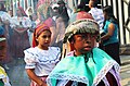 Un niño con traje tradiciona para realizar la danza de los historiantes