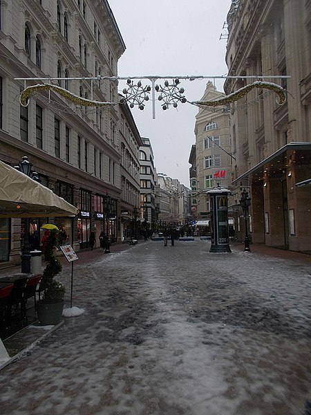 File:Váci utca, Vörösmarty tér felől nézve, 2019 Lipótváros.jpg