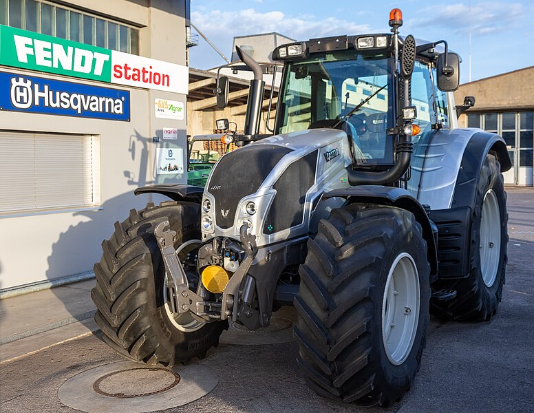 File:Valtra N 143.jpg