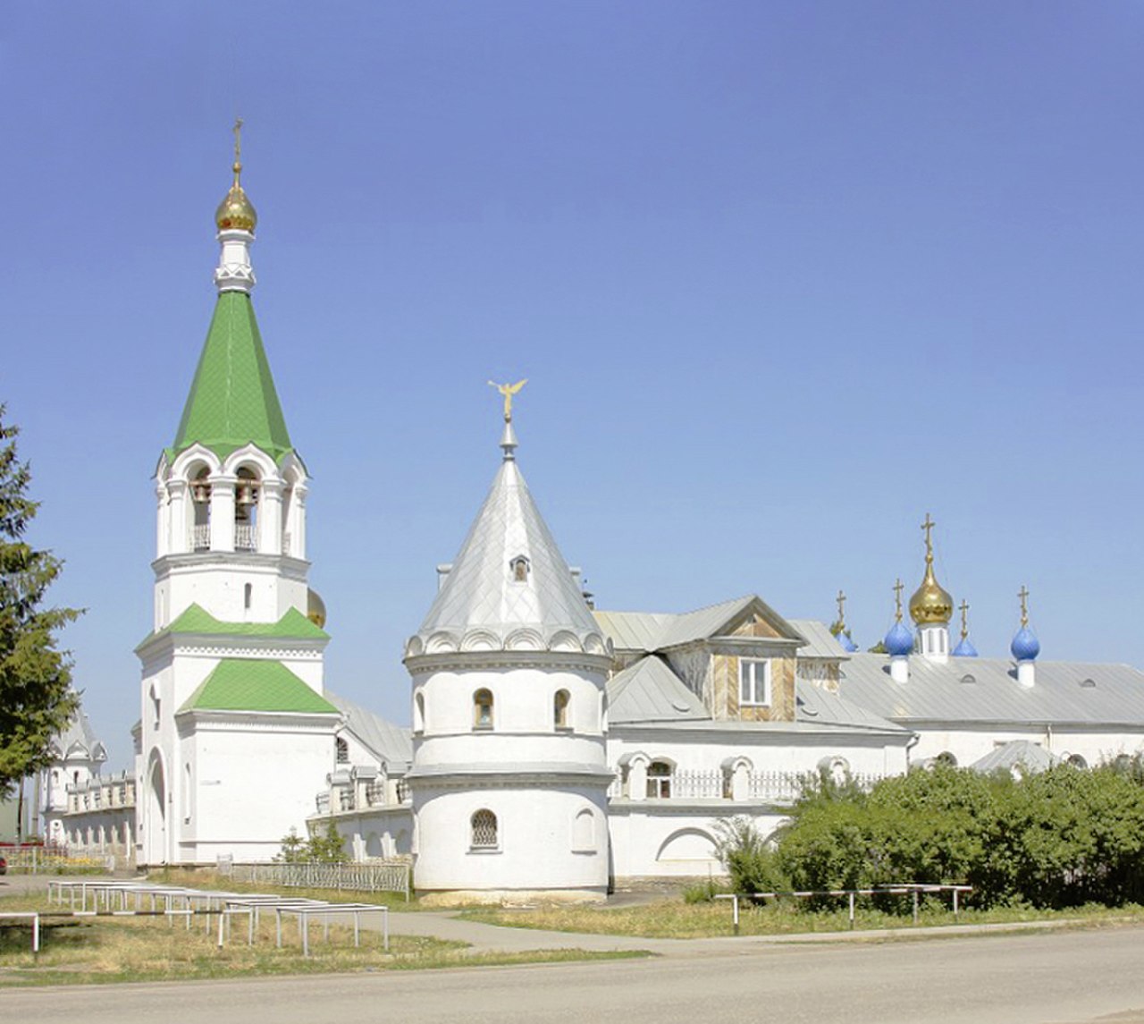 Венгерова барахолка. Спасский храм Венгерово. Церковь село Венгерово.