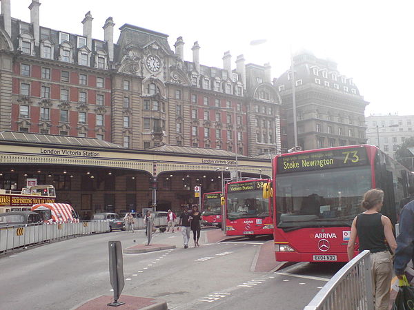 Victoria bus station, outside Victoria railway station in 2007, with three bendy buses loading up. (This is not to be confused with Victoria Coach Sta