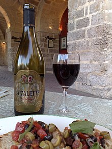 La Valette wine Vin rouge La Valette de la cave Marsovin et bruschetta maltese.jpg