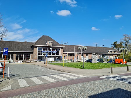 Voorkant Station Lokeren