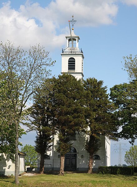 File:Voorzijde van het oude kerkje in Simonshaven.JPG