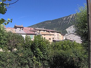 Vue du village de La Mure-Argens depuis la crête de Tacastel.jpg