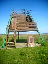 Aussichtsplattform und Gedenkstein, der an die Gründung des Vogelschutzgebiets erinnert.