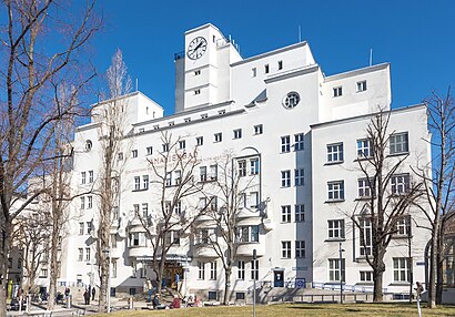 So kommt man zu dem Amalienbad mit den Öffentlichen - Mehr zum Ort Hier