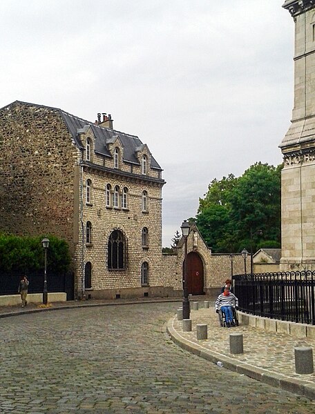 File:WikiConvFR 16 - Bâtiment à proximité du Sacré-Coeur Montmartre 02.jpg